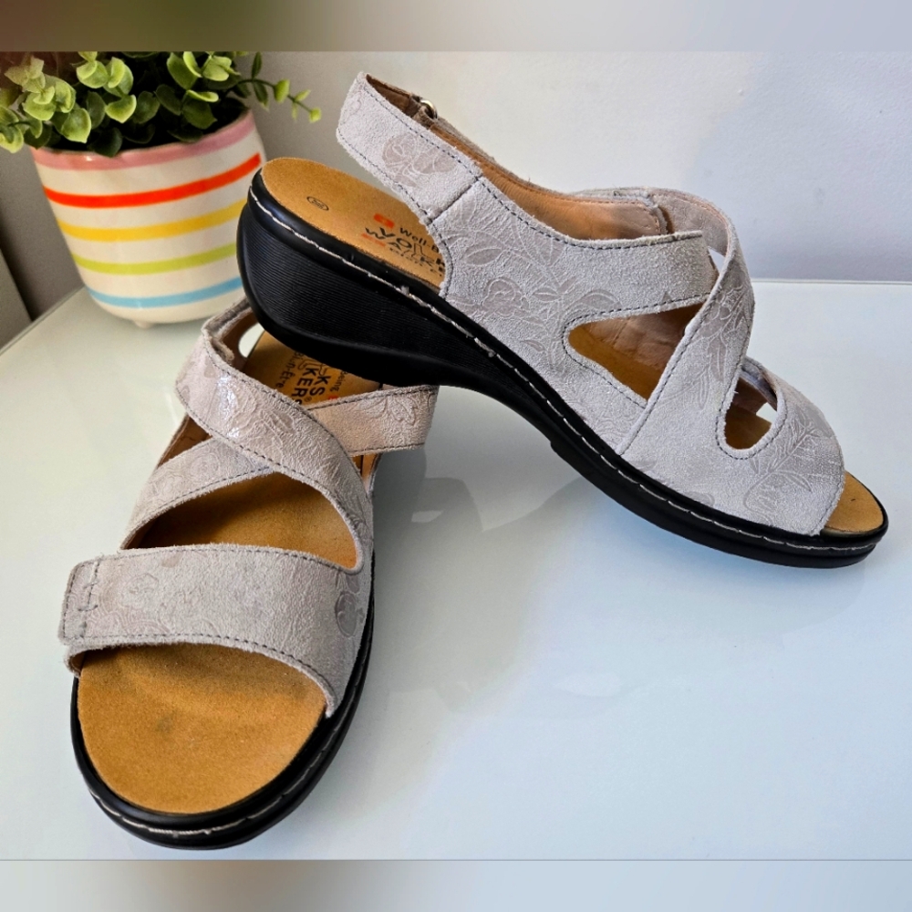VOLKS WALKERS New!!  Hand Stitched Leather Soft Grey Floral Sandals. Size 7.5